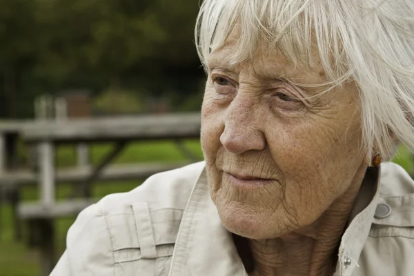 Ledsen äldre kvinna — Stockfoto