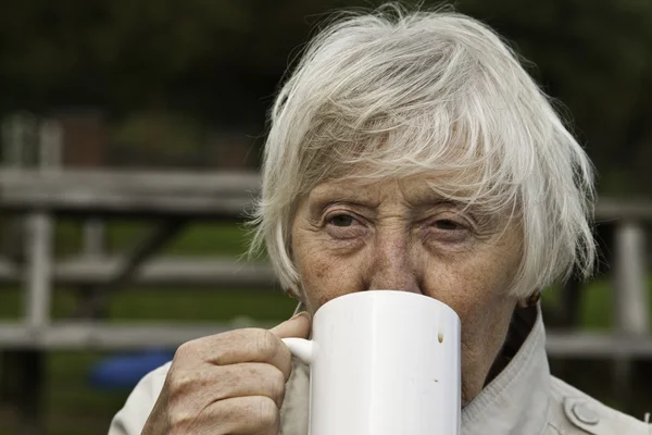 Ανώτερος γυναίκα πίνει τσάι — Φωτογραφία Αρχείου