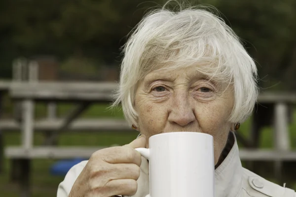 Femme âgée boit du thé — Photo