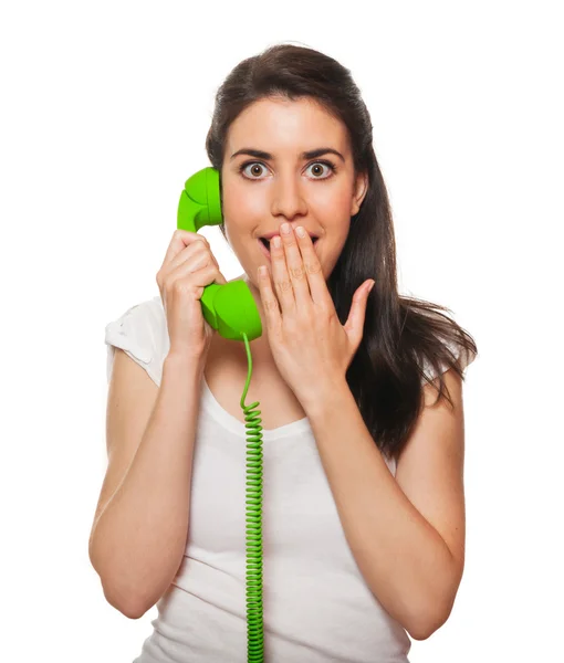Młoda kobieta rozmawia przez telefon — Zdjęcie stockowe