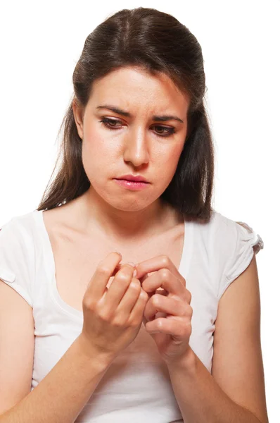 Молодая женщина грызет ногти — стоковое фото