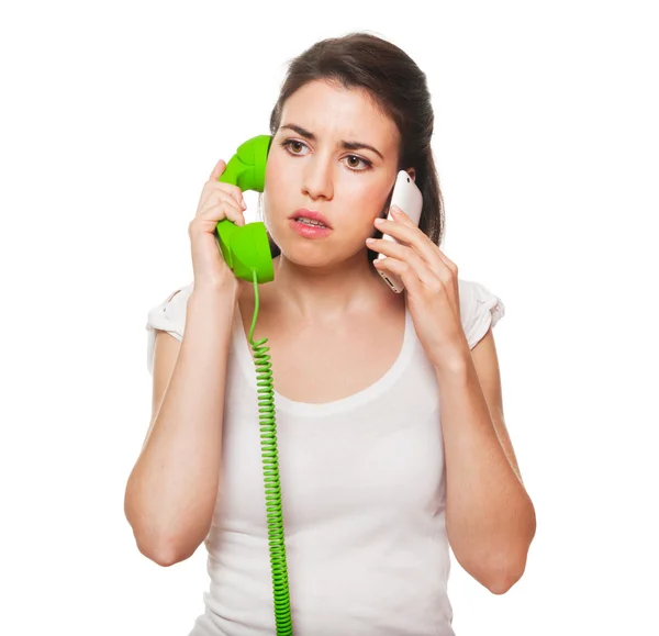 Junge Frau, die von jemandem am Telefon gestresst wird. — Stockfoto
