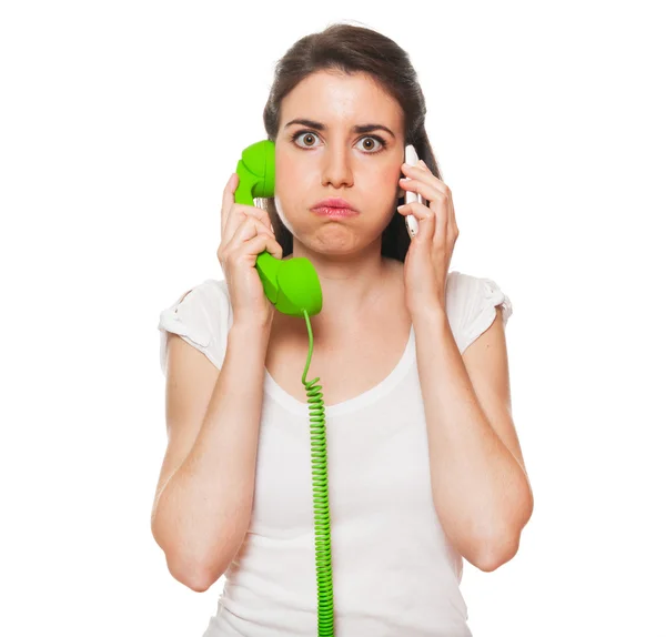 Jovem do sexo feminino ficar estressado por alguém ao telefone . — Fotografia de Stock