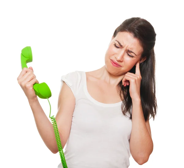 Junge Frau, die von jemandem am Telefon gestresst wird. Stockbild