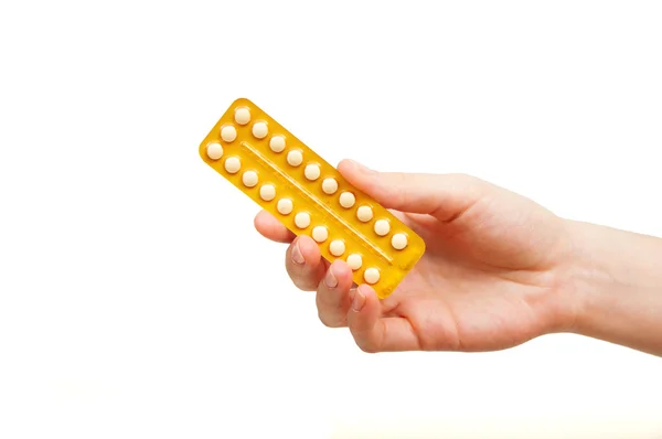 Femme tenant des pilules contraceptives — Photo