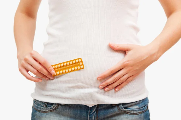 Donna in possesso di pillole anticoncezionali — Foto Stock