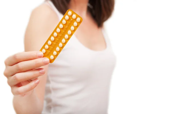 Mujer sosteniendo píldoras anticonceptivas — Foto de Stock
