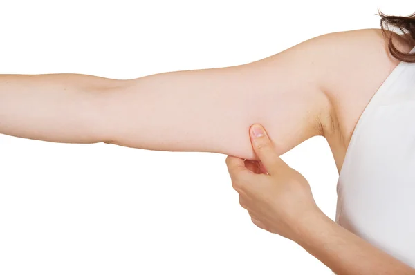 Jovem mulher verificando sua gordura do braço — Fotografia de Stock