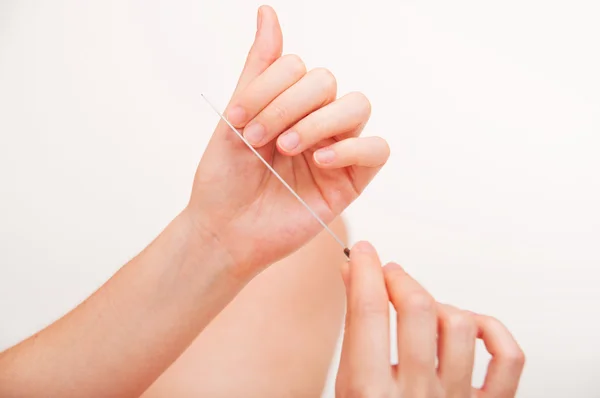 Nahaufnahme der Maniküre-Behandlung mit Nagelfeile — Stockfoto