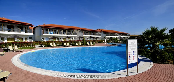 Прекрасний готель з великим басейном — стокове фото