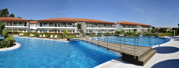 Отель с большим бассейном — стоковое фото