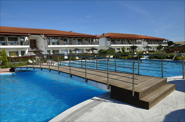 Schönes Hotel mit großem Schwimmbad — Stockfoto
