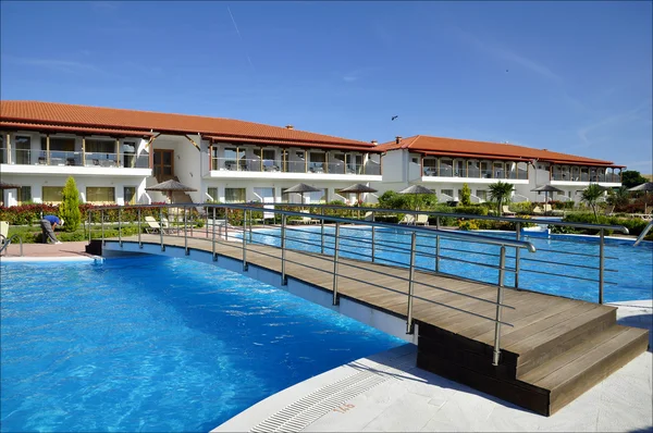Hotel bonito com grande piscina — Fotografia de Stock