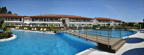 Hotel bonito com grande piscina — Fotografia de Stock