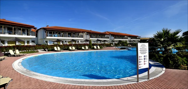 Piękny hotel z dużym basenem — Zdjęcie stockowe