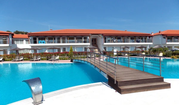 大きなスイミング プール付けの美しいホテル — ストック写真