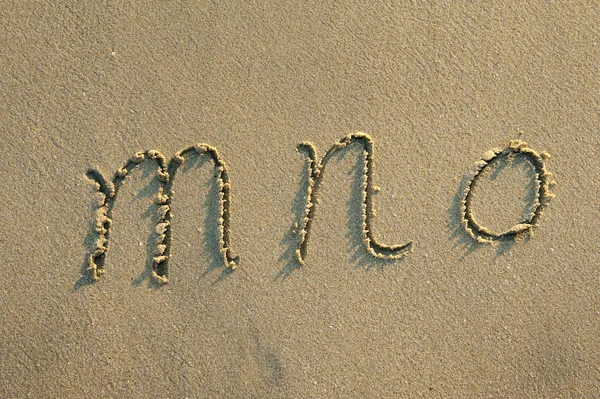Lettere in alfabeto scritte a mano in sabbia sulla spiaggia — Foto Stock