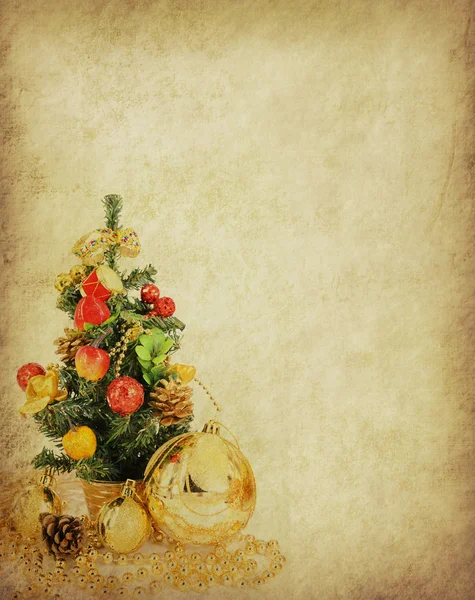 Bola de Navidad con árbol sobre papel viejo — Foto de Stock