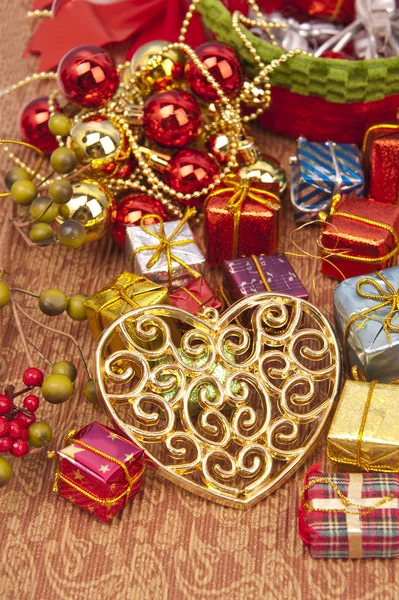 Corazón y forma de bola de las decoraciones de Navidad —  Fotos de Stock