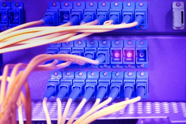 Tiro de cables de red y servidores en un centro de datos de tecnología — Foto de Stock