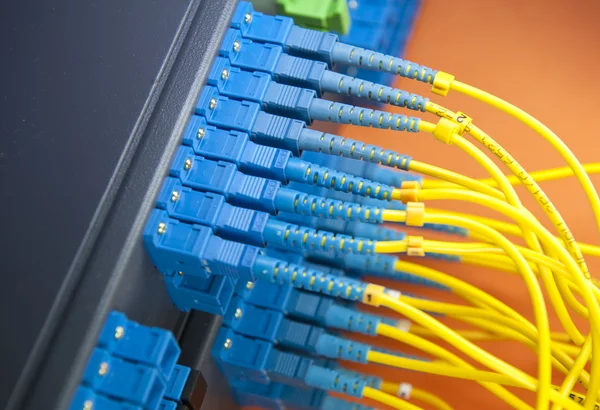 Centro tecnológico con núcleo de conexión de equipos de fibra óptica — Foto de Stock