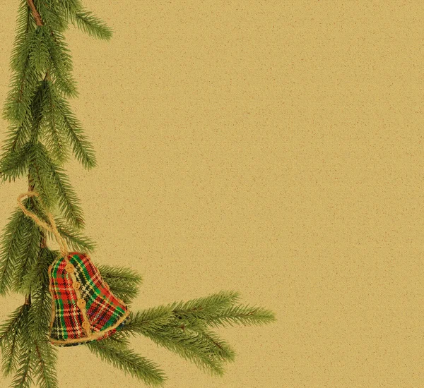 ビンテージ クリスマスの背景上にクリスマス ツリーの枝を持つベル — ストック写真