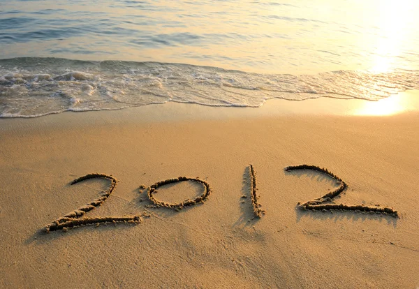 2012 新的一年在沙滩上的消息 — 图库照片