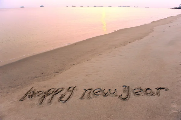 Frohes neues Jahr in den Sand geschrieben — Stockfoto