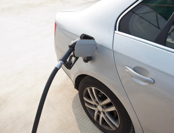 Encher o combustível no posto de gasolina — Fotografia de Stock