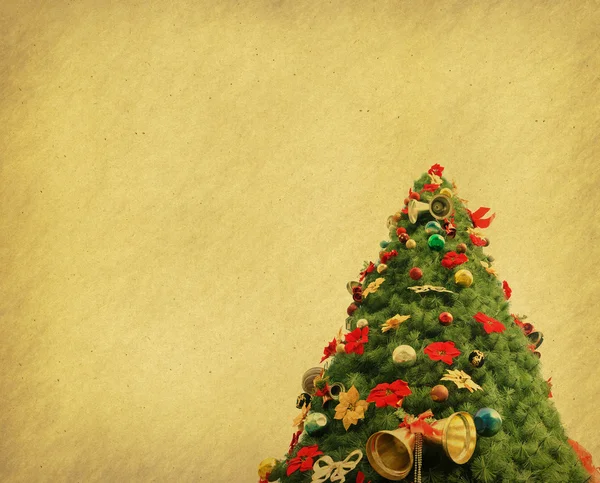 圣诞球与旧的纸上的树 — 图库照片