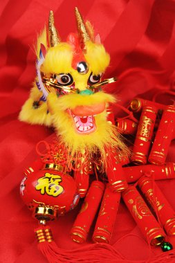 Çin yeni yıl süsleri--geleneksel dans dragon, altın madeni para ve para kırmızı paket, kırmızı fişek