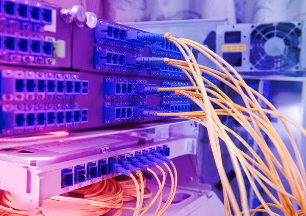 Teknologi centrerar med fiber optic utrustning lapp kärna — Stockfoto