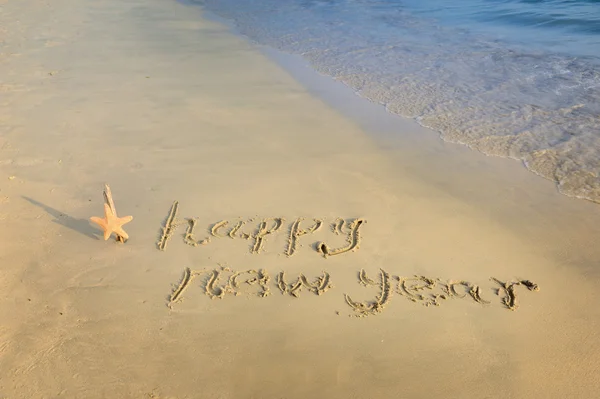 Ευτυχισμένο το νέο έτος γραμμένο στην άμμο — Φωτογραφία Αρχείου