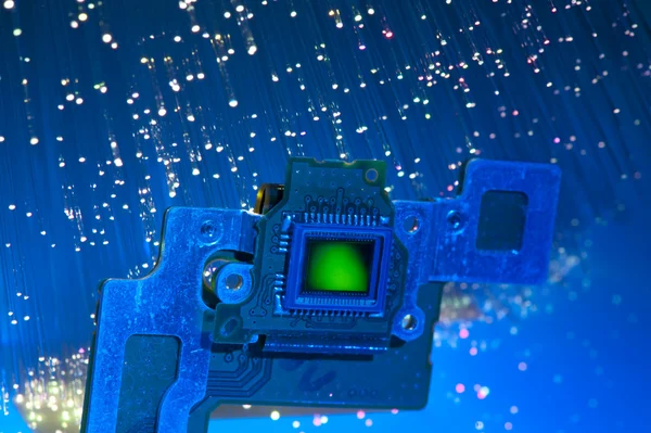 CCD sensor op een kaart van digitale camera met vezel optische achtergrond — Stockfoto