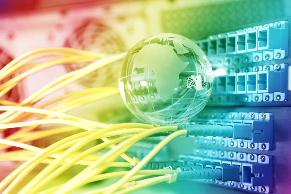 Cables de fibra óptica conectados a un interruptor óptico —  Fotos de Stock
