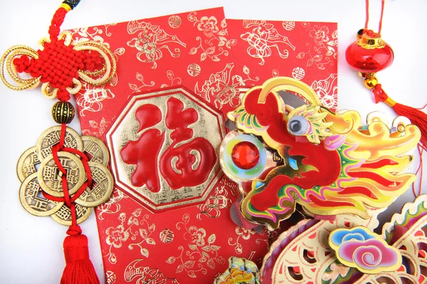 Chinees Nieuwjaar ornamenten--traditionele dansen dragon, gouden munt en geld rode packet, rode firecracker — Stockfoto