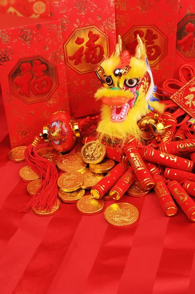 Año Nuevo chino Ornaments-Tradicional Dragón Danzante, moneda de oro y paquete rojo de dinero, petardo rojo —  Fotos de Stock