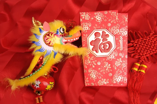 Çin yeni yıl süsleri--geleneksel dans dragon, altın madeni para ve para kırmızı paket, kırmızı fişek — Stok fotoğraf