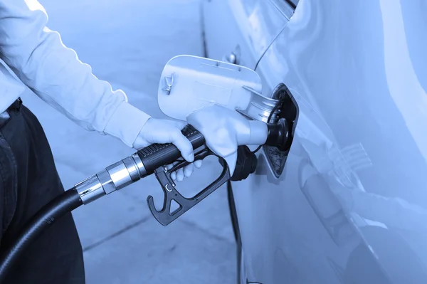 Encher o combustível no posto de gasolina — Fotografia de Stock