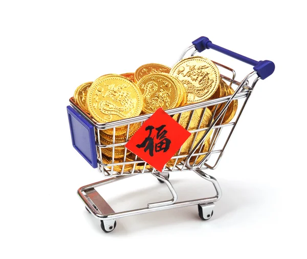 Goldmünzen im Warenkorb, chinesische Neujahrskalligrafie für "fu" — Stockfoto