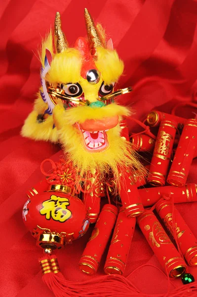 Ano Novo Chinês Ornaments-tradicional Dançando Dragão, moeda de ouro e dinheiro pacote vermelho, fogo de artifício vermelho — Fotografia de Stock