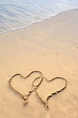 iki kalp bir plaj kum üzerine çizilmiş