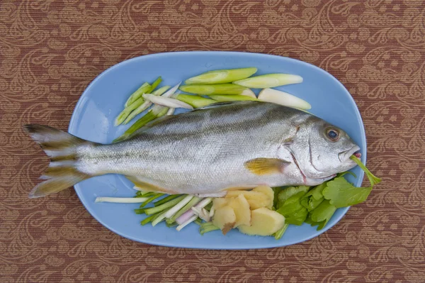 Рыба в тарелке — стоковое фото