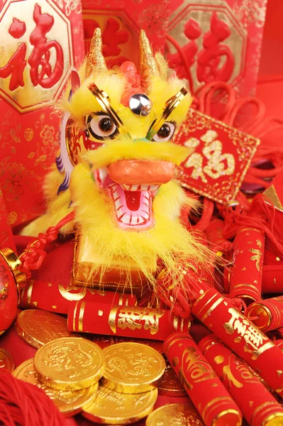 Çin yeni yıl süsleri--geleneksel dans dragon, altın madeni para ve para kırmızı paket, kırmızı fişek — Stok fotoğraf