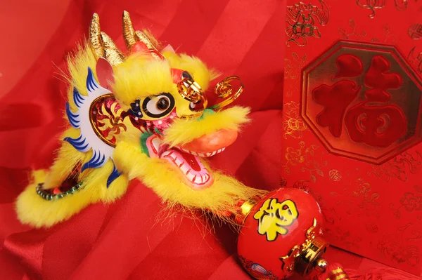 Chinese New Year Ornaments-Traditional Dancing Dragon, golden coin dan Money Red Packet, red firecracker — Stok Foto