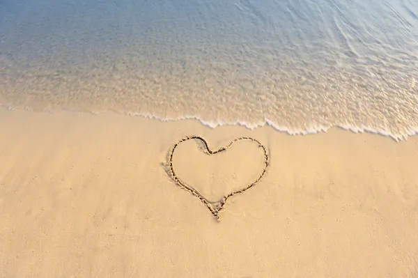 Plaj çizilen Kalpler — Stok fotoğraf