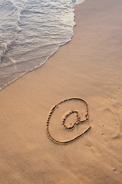 电子邮件符号绘制在海滩上 — 图库照片
