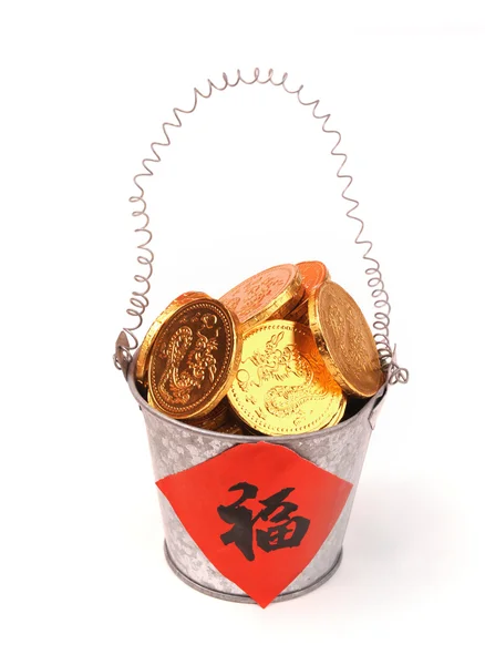 Balde cheio de moedas para o ano novo chinês — Fotografia de Stock
