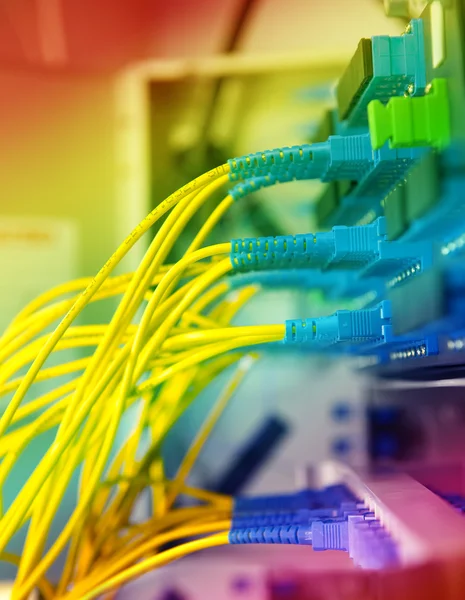 Tiro de cabos de rede e servidores em um data center de tecnologia — Fotografia de Stock