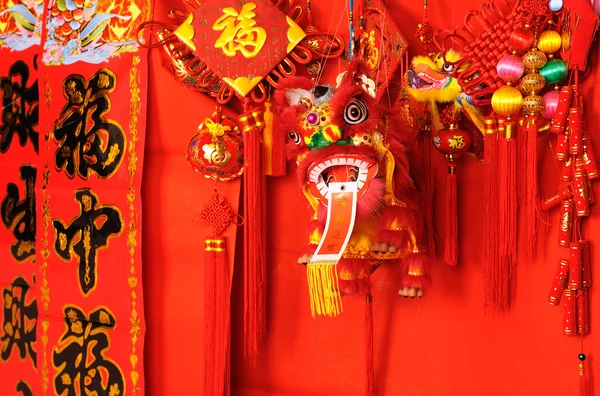 중국 새 해 장식-전통 춤 용, 황금 동전 및 돈을 레드 패킷, 붉은 폭죽 — 스톡 사진